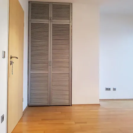 Ruhiges Doppelzimmer In Privatwohnung An Der U-bahn, Geteiltes Bad, Eigenes Wc Homestay szállás *