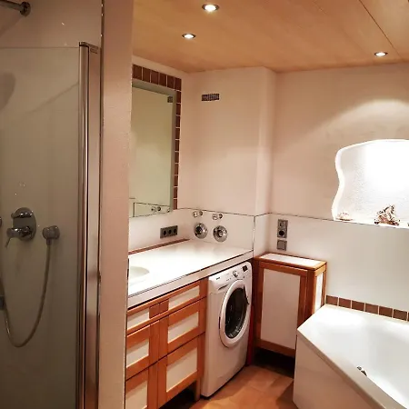 Ruhiges Doppelzimmer In Privatwohnung An Der U-bahn, Geteiltes Bad, Eigenes Wc